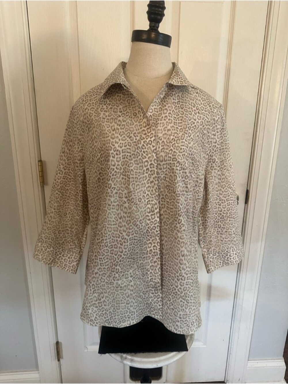 Chico's No Iron Leopard Print Button-Up Top 3/4 Sleeves Sand